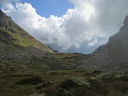 67 Scendendo i magri pascoli del vallone...